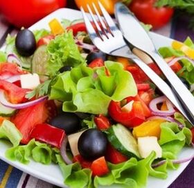 insalata di verdure per l'artrite della spalla